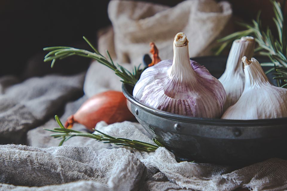free stock image of a bowl of garlic and shallots