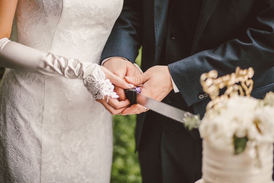 Cake Cut Wedding Free Stock Image